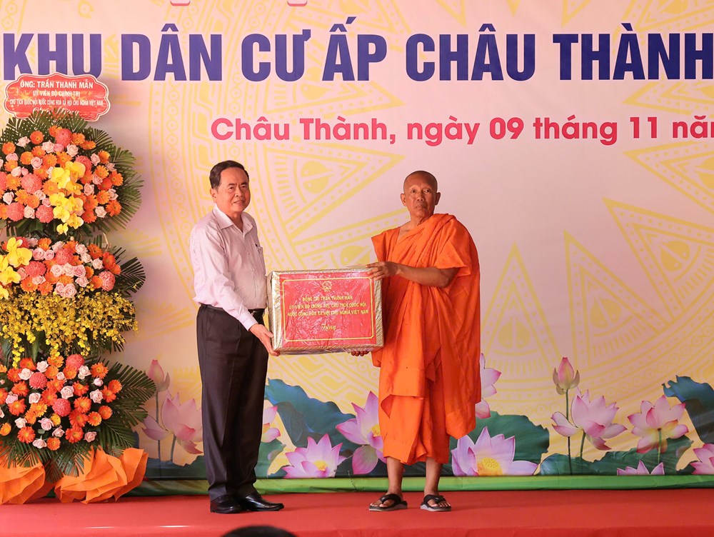 Chủ tịch Quốc hội dự Ngày hội Đại đoàn kết toàn dân tộc tại Cần Thơ - ảnh 8