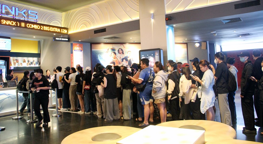 Khán giả xếp hàng nhận vé xem phim miễn phí tại Liên hoan Phim Việt Nam lần thứ XXIV - ảnh 1