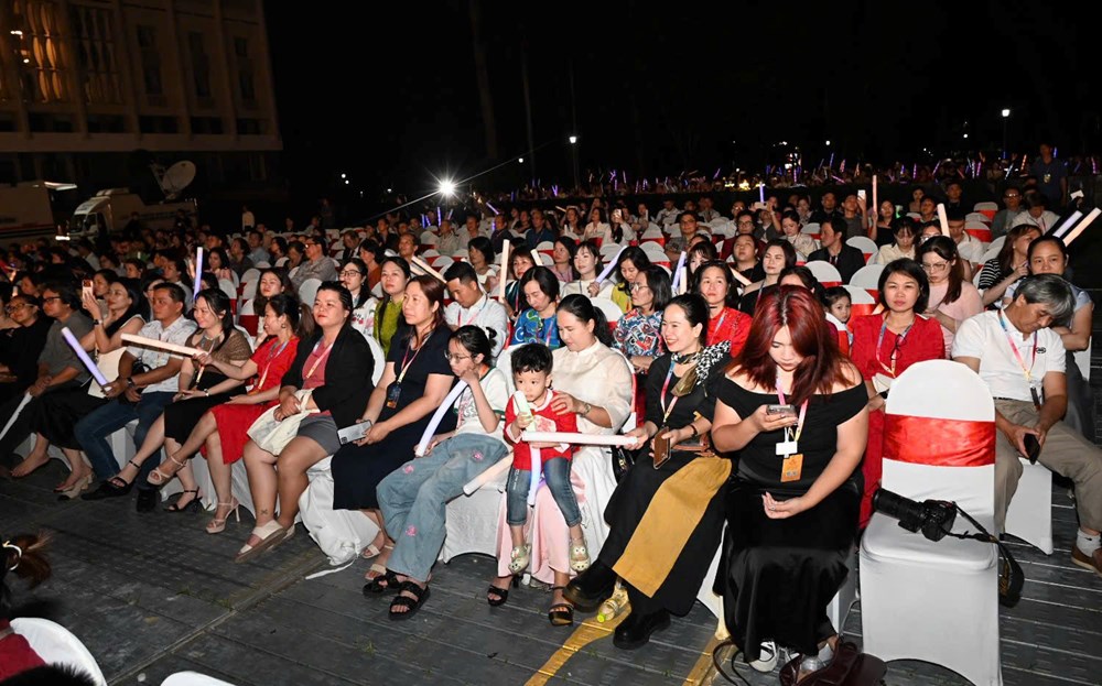TP.HCM bừng sáng đêm khai mạc LHP Việt Nam và đón nhận danh hiệu UNESCO ‘Thành phố sáng tạo toàn cầu về điện ảnh’ - ảnh 30