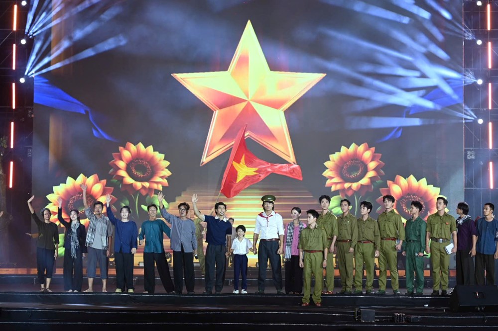 TP.HCM bừng sáng đêm khai mạc LHP Việt Nam và đón nhận danh hiệu UNESCO ‘Thành phố sáng tạo toàn cầu về điện ảnh’ - ảnh 15