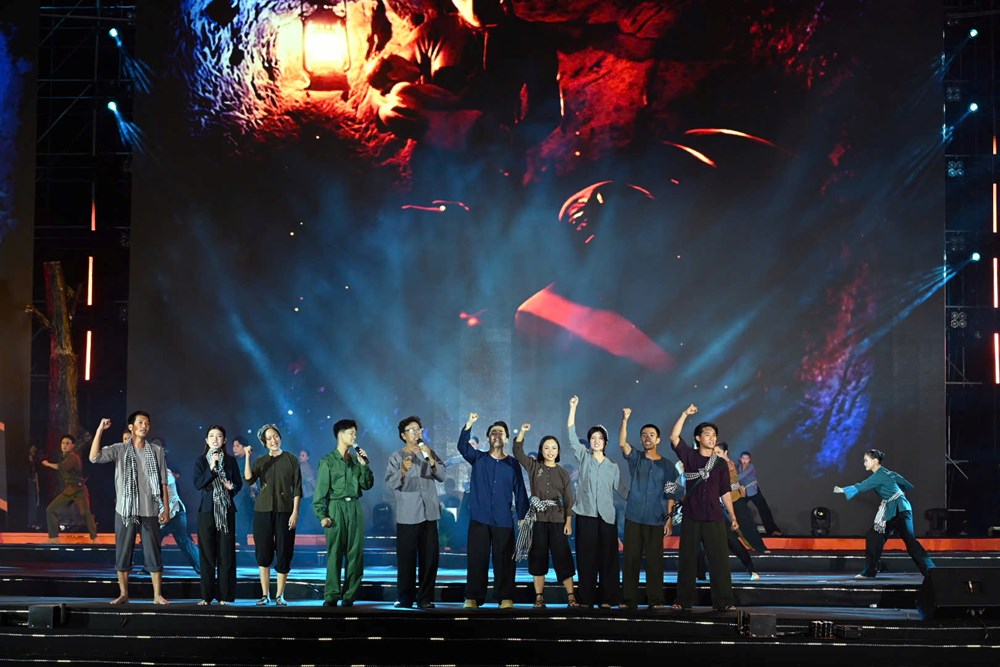 TP.HCM bừng sáng đêm khai mạc LHP Việt Nam và đón nhận danh hiệu UNESCO ‘Thành phố sáng tạo toàn cầu về điện ảnh’ - ảnh 24