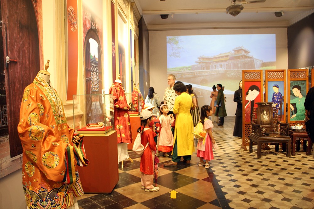 Bảo tàng TP.HCM giới thiệu Y phục người Việt qua ba thế kỷ - ảnh 3