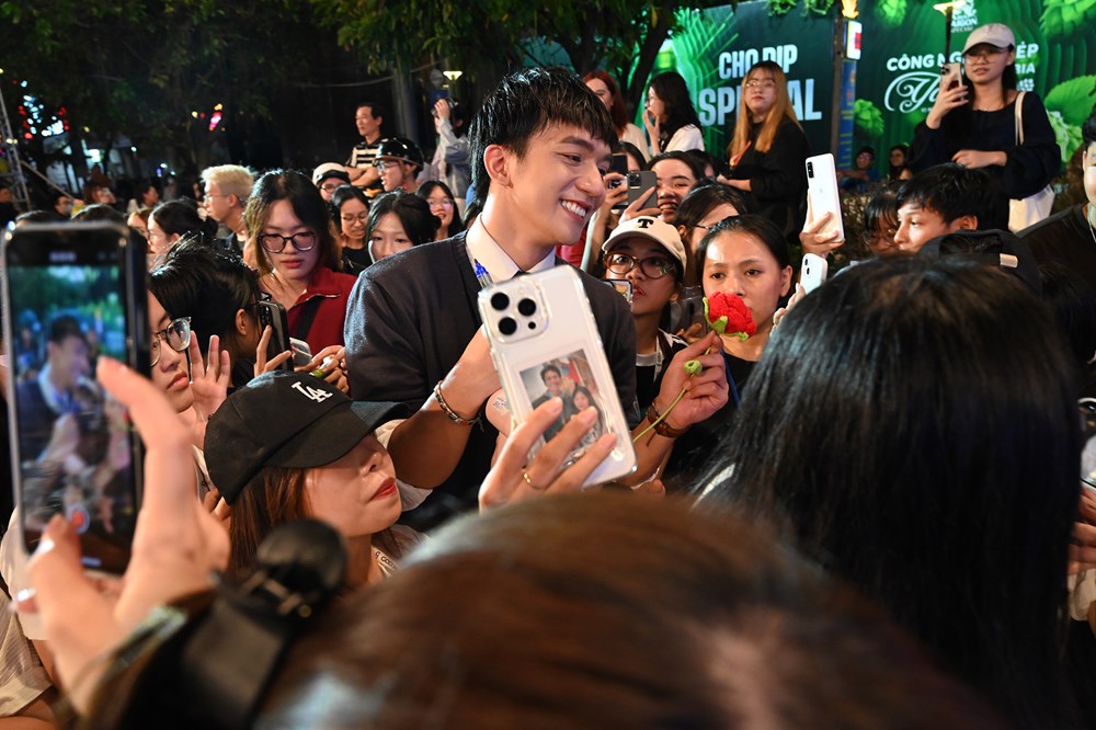 Đêm giao lưu cùng các đoàn phim tại sân khấu đường Nguyễn Huệ - ảnh 14