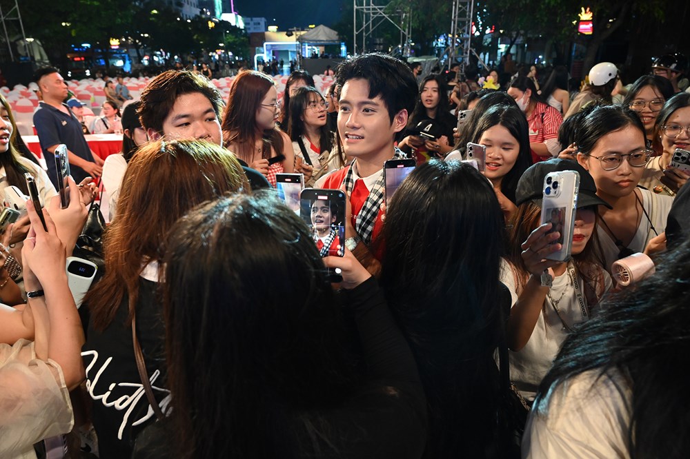 Đêm giao lưu cùng các đoàn phim tại sân khấu đường Nguyễn Huệ - ảnh 13