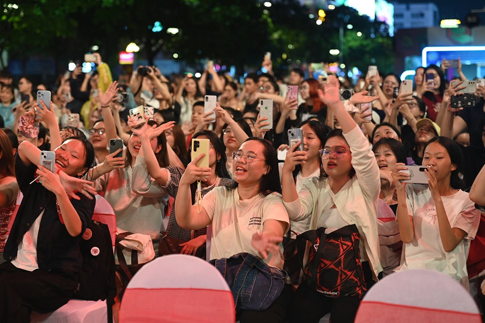Đêm giao lưu cùng các đoàn phim tại sân khấu đường Nguyễn Huệ - ảnh 12