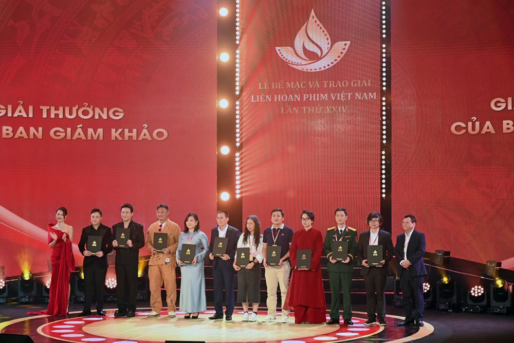 'Mưa đỏ' đoạt Bông sen Vàng 2025 - ảnh 9