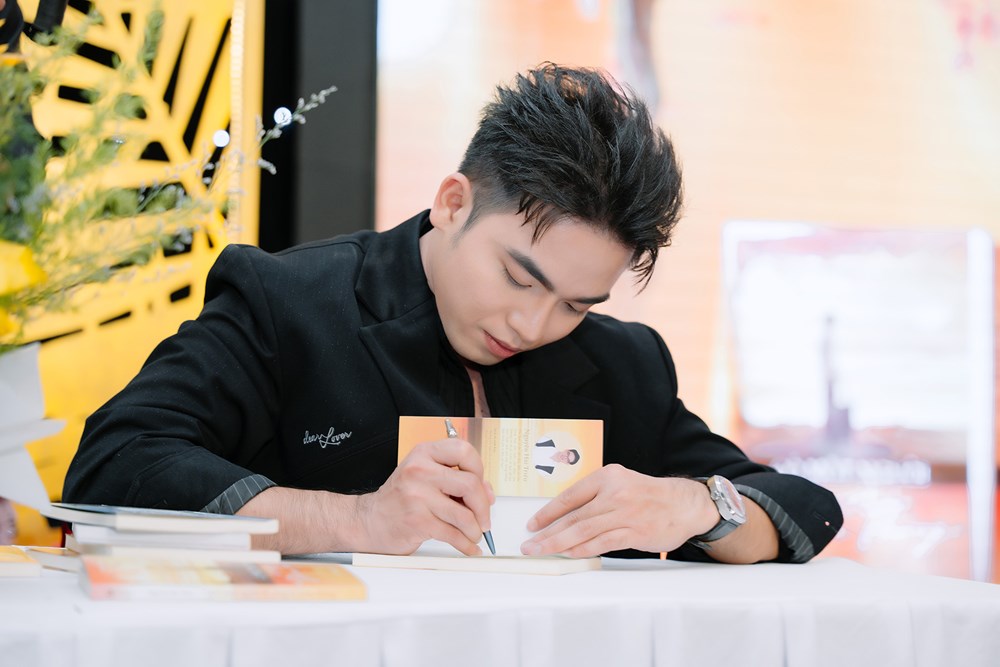 Nguyễn Hải Triều ra mắt tản văn 'Có một người đi cùng ta năm tháng' - ảnh 4