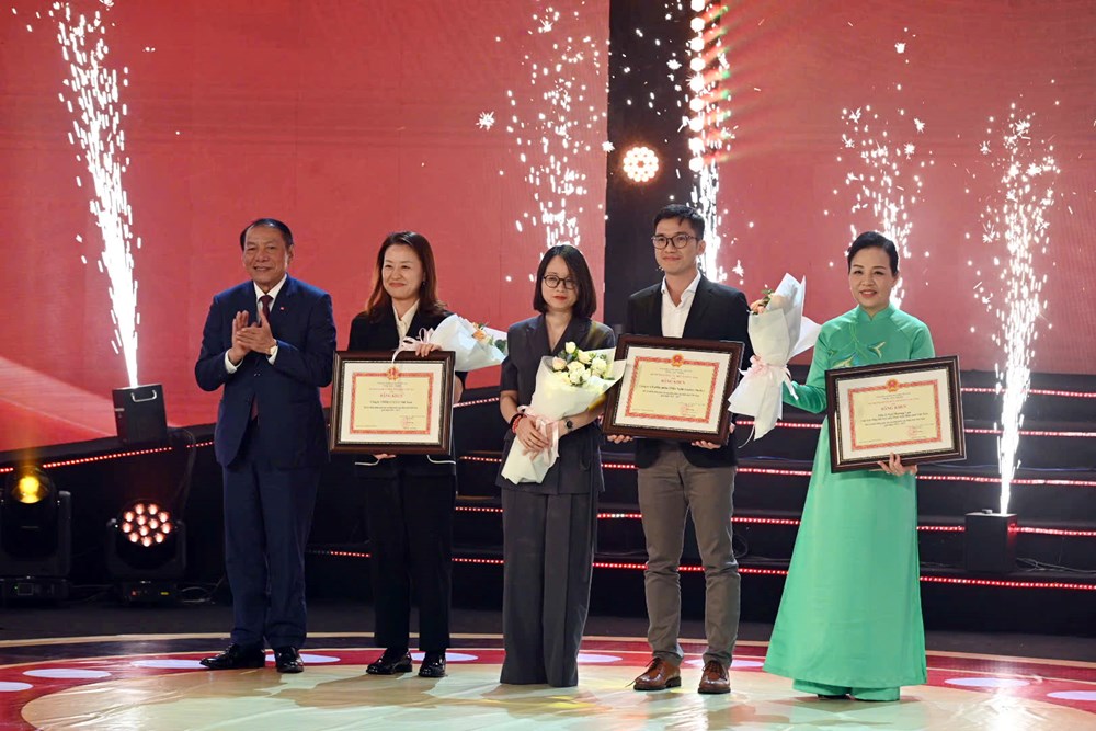 'Mưa đỏ' đoạt Bông sen Vàng 2025 - ảnh 6