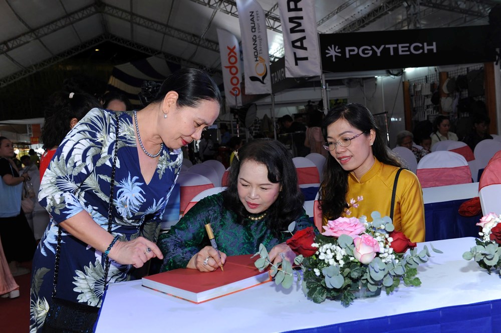 Triển lãm và ra mắt sách ảnh ‘Nguồn sống’ - ảnh 3