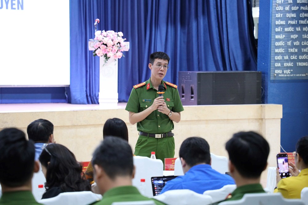 Cuộc thi tìm hiểu pháp luật về ATGT thu hút đông sinh viên - ảnh 2