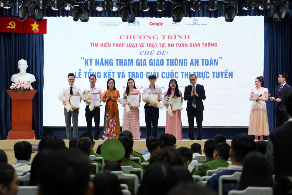 Cuộc thi tìm hiểu pháp luật về ATGT thu hút đông sinh viên - ảnh 6