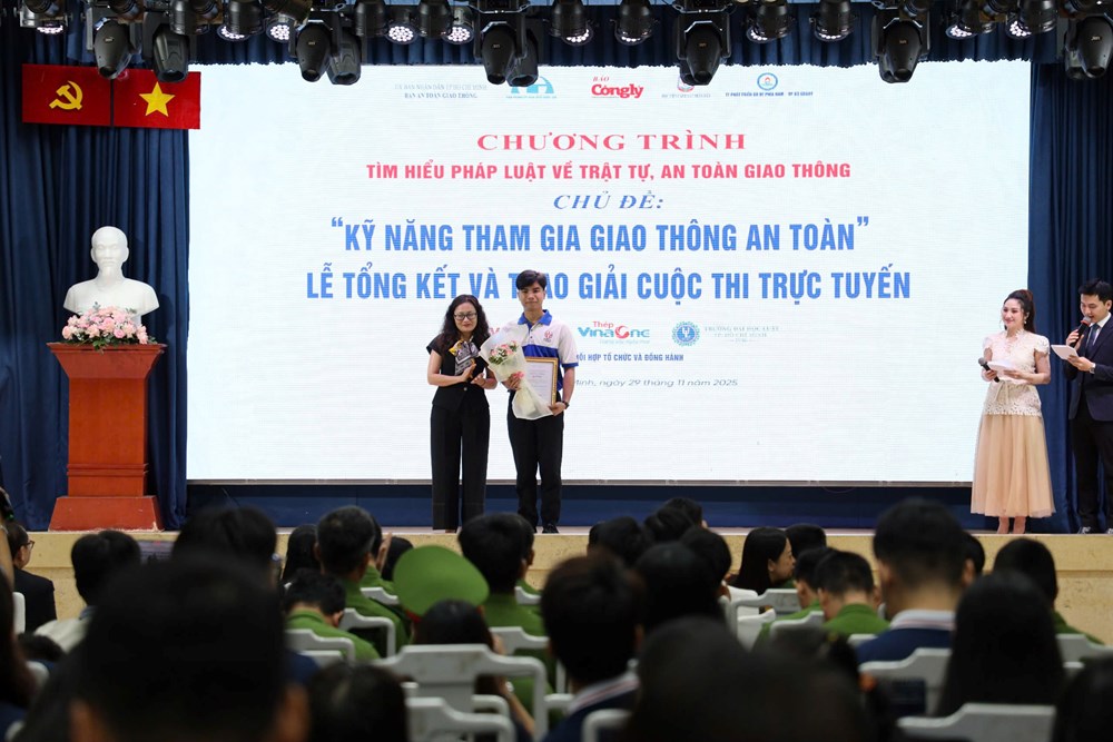 Cuộc thi tìm hiểu pháp luật về ATGT thu hút đông sinh viên - ảnh 4