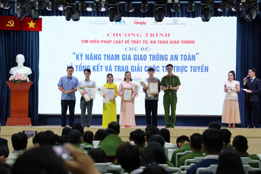 Cuộc thi tìm hiểu pháp luật về ATGT thu hút đông sinh viên - ảnh 5