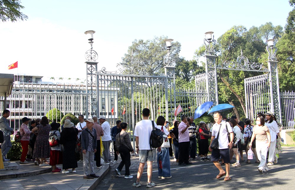 TP.HCM: Cuối năm, dòng người tìm về di tích, bảo tàng - ảnh 1