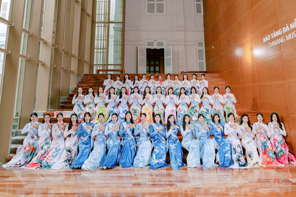 Nữ sinh diện áo dài nền nã tham quan Bảo tàng Đà Nẵng - ảnh 1