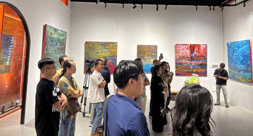 Khoảng lặng hội họa của một nữ sĩ quan - ảnh 1