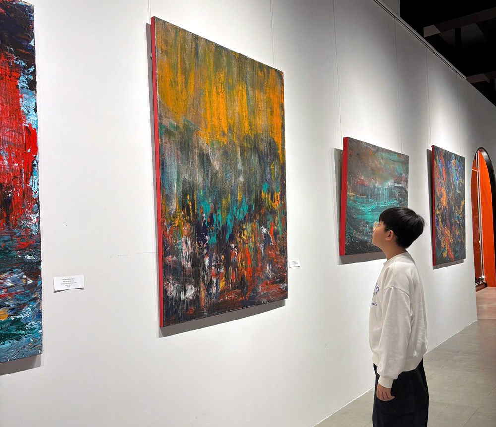 Khoảng lặng hội họa của một nữ sĩ quan - ảnh 2