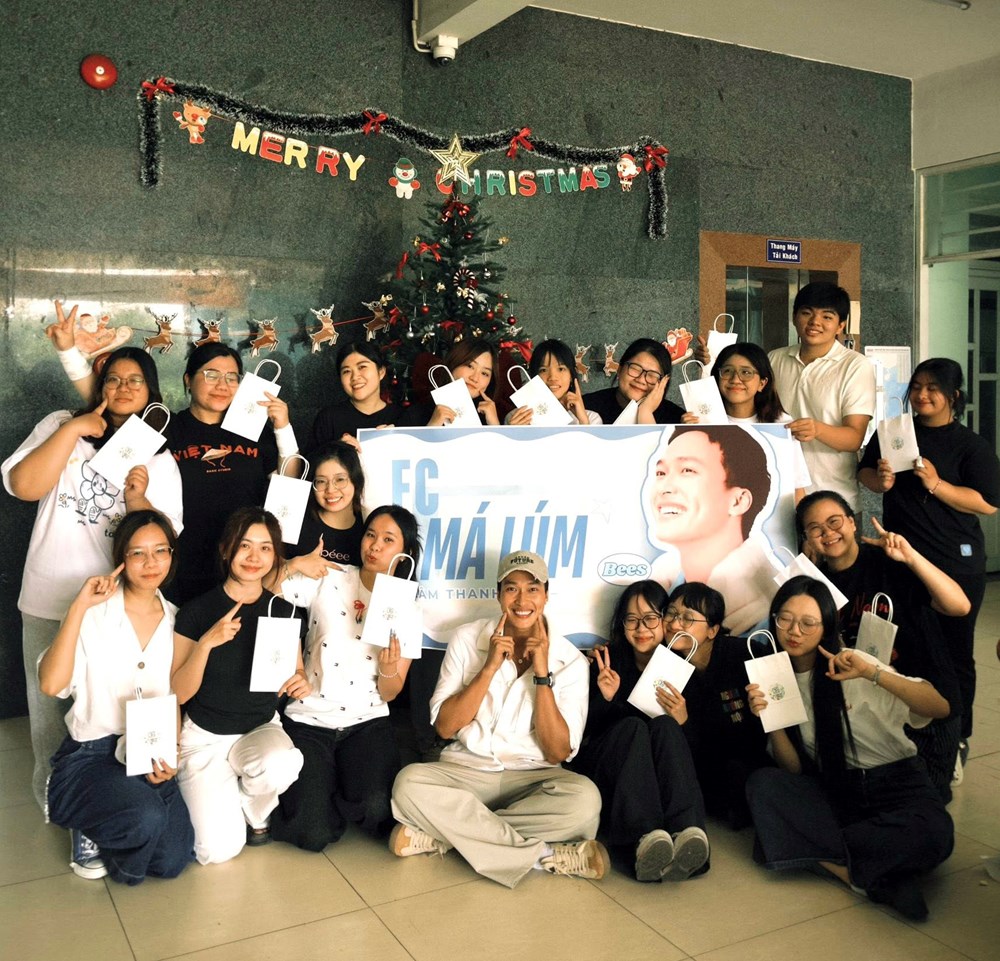 Lâm Thanh Nhã - phim 'Mưa đỏ' cùng nhóm FC tổ chức Giáng sinh cho trẻ em Tam Bình - ảnh 1