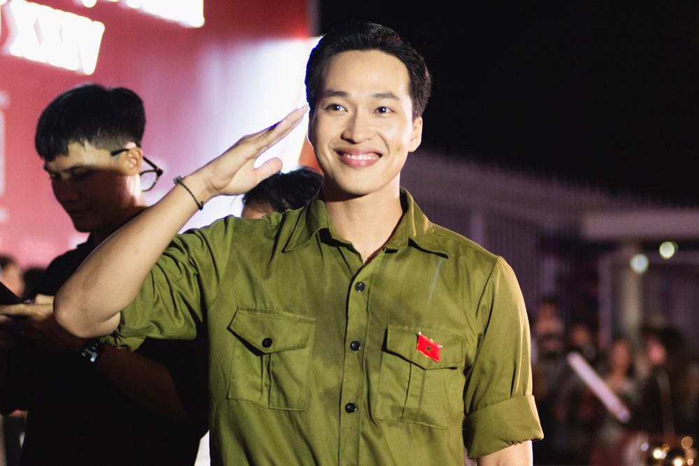 Lâm Thanh Nhã - phim 'Mưa đỏ' cùng nhóm FC tổ chức Giáng sinh cho trẻ em Tam Bình - ảnh 4