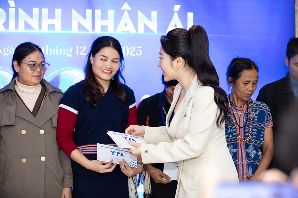 Thí sinh Hoa hậu Sinh viên Hoà bình Việt Nam trao hơn 300 phần quà cho hộ nghèo tại Đà Nẵng - ảnh 2