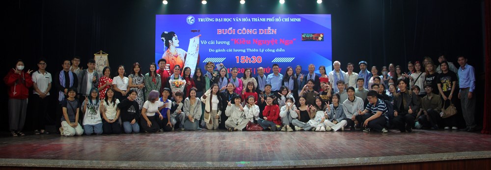 Trường đại học mời gánh cải lương về biểu diễn - ảnh 8