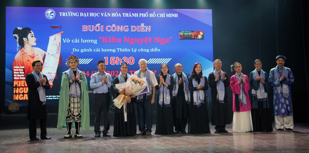 Trường đại học mời gánh cải lương về biểu diễn - ảnh 1