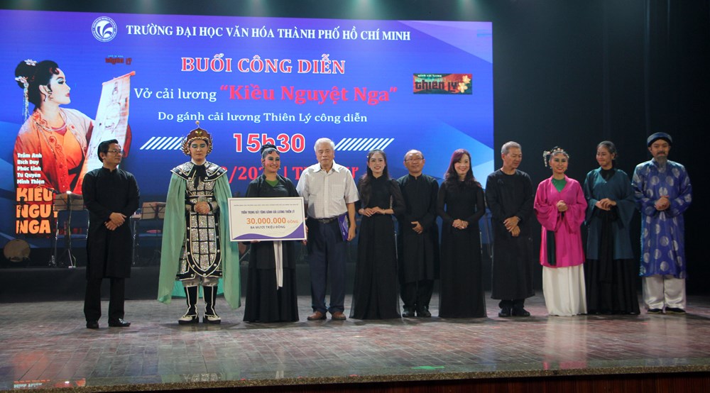 Trường đại học mời gánh cải lương về biểu diễn - ảnh 7