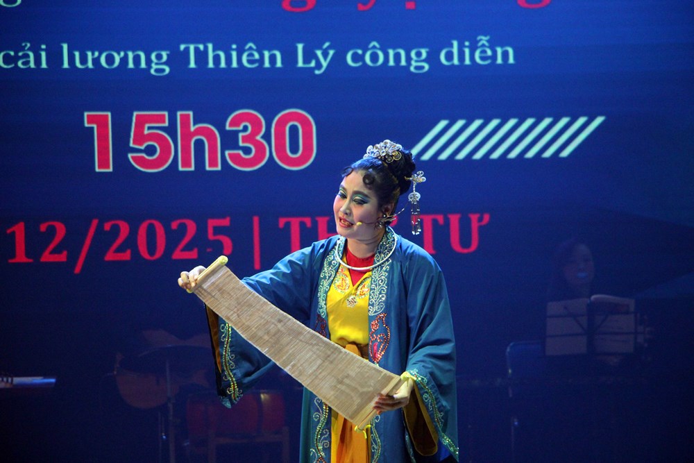 Trường đại học mời gánh cải lương về biểu diễn - ảnh 2