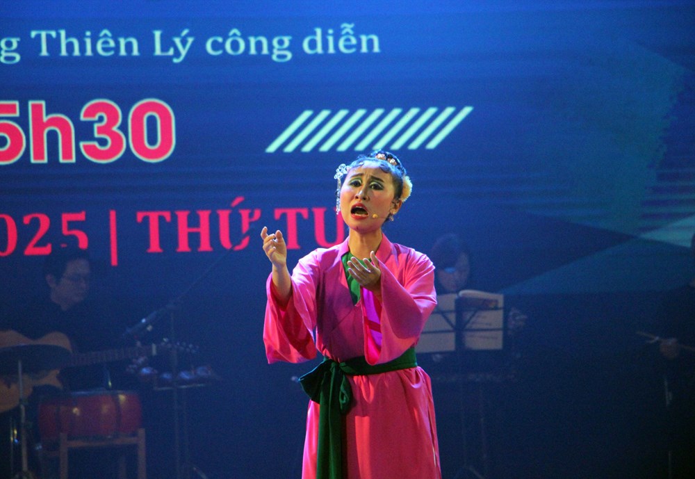 Trường đại học mời gánh cải lương về biểu diễn - ảnh 5