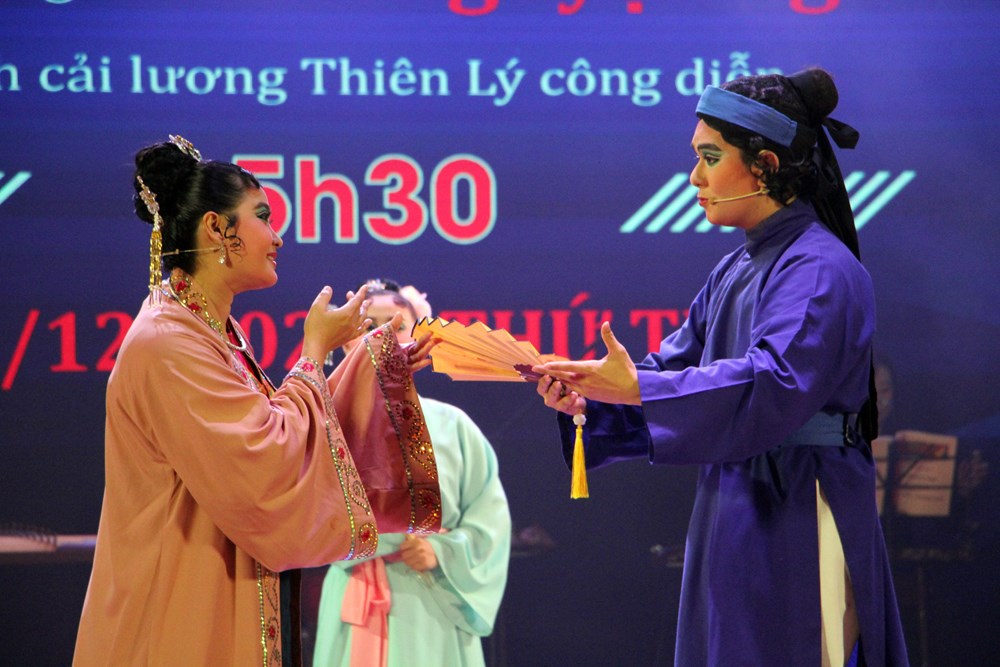 Trường đại học mời gánh cải lương về biểu diễn - ảnh 3