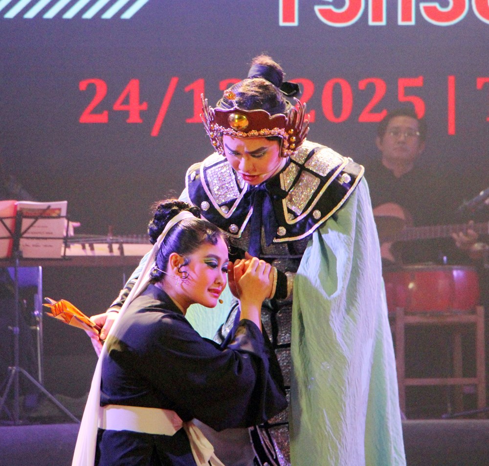 Trường đại học mời gánh cải lương về biểu diễn - ảnh 6