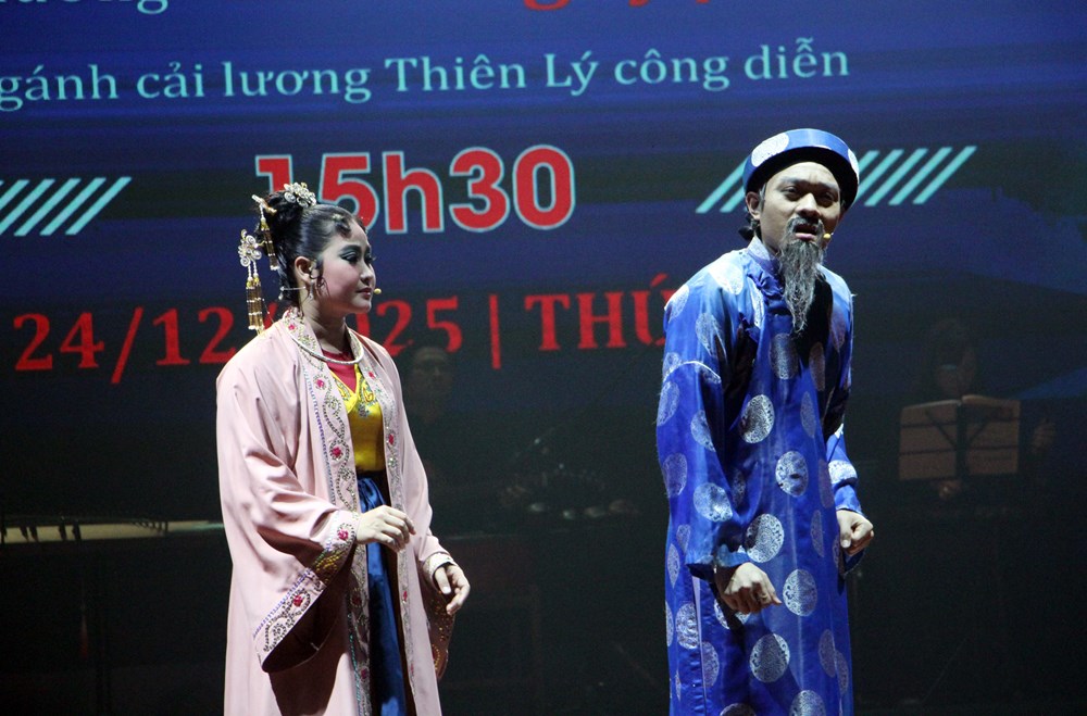 Trường đại học mời gánh cải lương về biểu diễn - ảnh 4