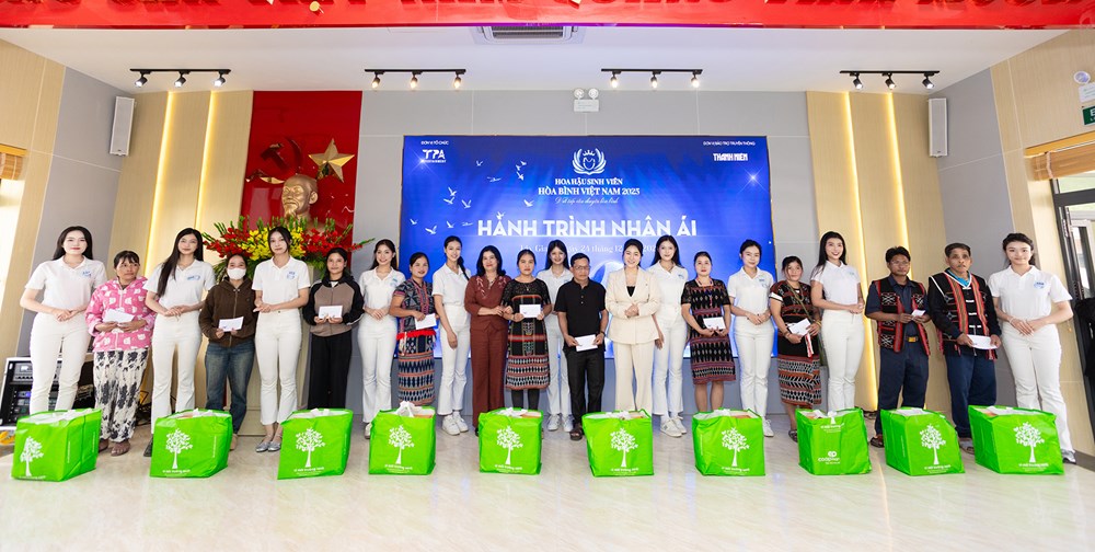 Thí sinh Hoa hậu Sinh viên Hoà bình Việt Nam trao hơn 300 phần quà cho hộ nghèo tại Đà Nẵng - ảnh 1