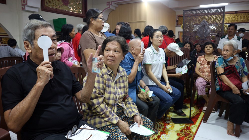 TP.HCM: Khám mắt, trao quà cho 250 người dân có hoàn cảnh khó khăn - ảnh 3