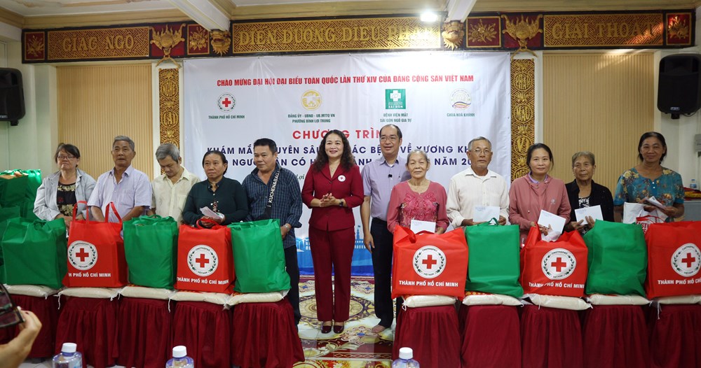 TP.HCM: Khám mắt, trao quà cho 250 người dân có hoàn cảnh khó khăn - ảnh 1