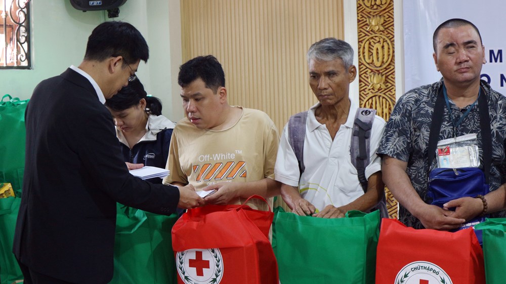 TP.HCM: Khám mắt, trao quà cho 250 người dân có hoàn cảnh khó khăn - ảnh 2