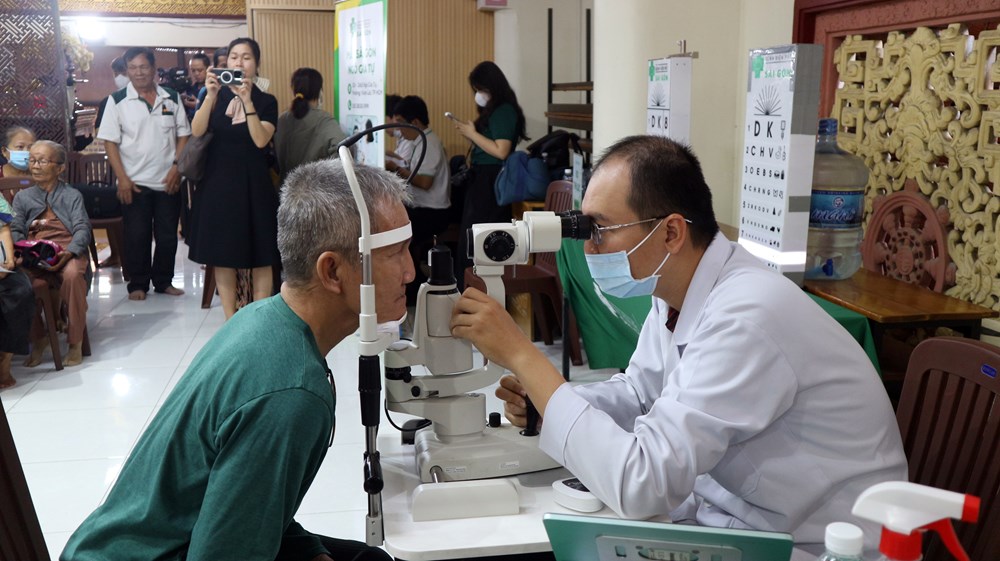 TP.HCM: Khám mắt, trao quà cho 250 người dân có hoàn cảnh khó khăn - ảnh 4