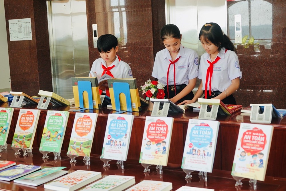 TP.HCM trang bị hơn 10.600 bản sách lý luận chính trị, giáo dục truyền thống đến cơ sở - ảnh 4