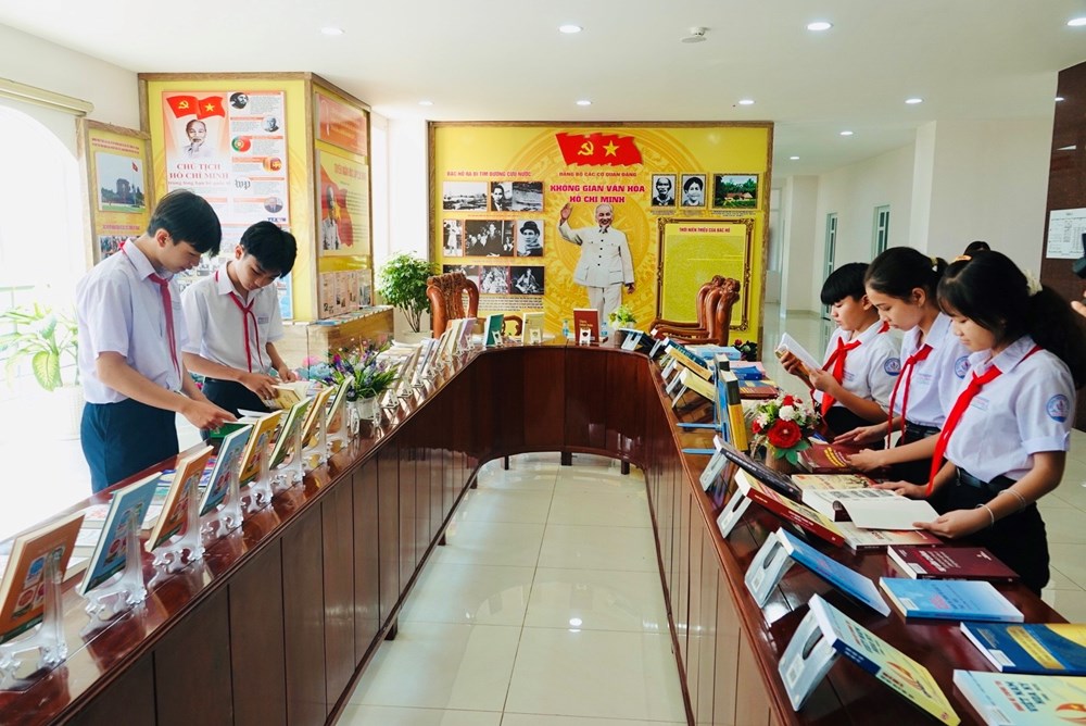 TP.HCM trang bị hơn 10.600 bản sách lý luận chính trị, giáo dục truyền thống đến cơ sở - ảnh 3