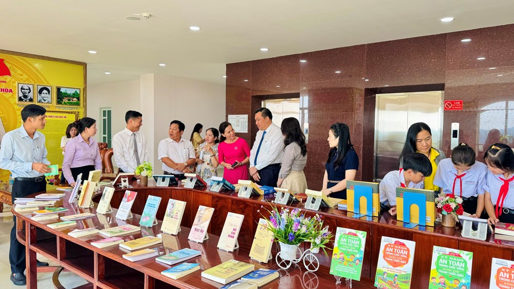 TP.HCM trang bị hơn 10.600 bản sách lý luận chính trị, giáo dục truyền thống đến cơ sở - ảnh 2