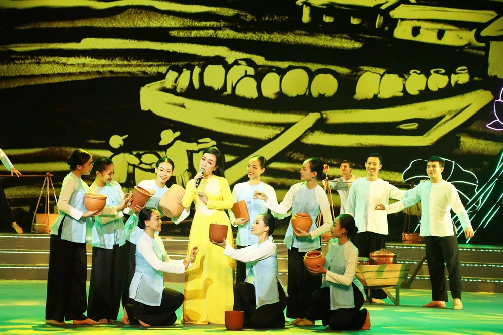 Nghệ sĩ tranh cát Nguyễn Tiến xúc động trong đêm nghệ thuật tôn vinh nhạc sĩ Lư Nhất Vũ, nhà thơ Lê Giang - ảnh 1