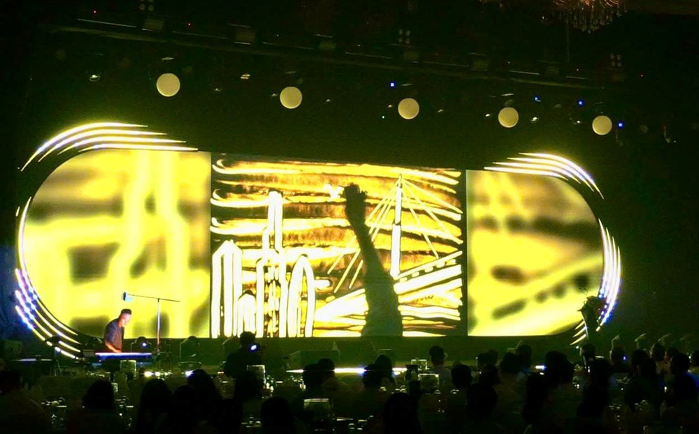 Nghệ sĩ tranh cát Nguyễn Tiến xúc động trong đêm nghệ thuật tôn vinh nhạc sĩ Lư Nhất Vũ, nhà thơ Lê Giang - ảnh 4