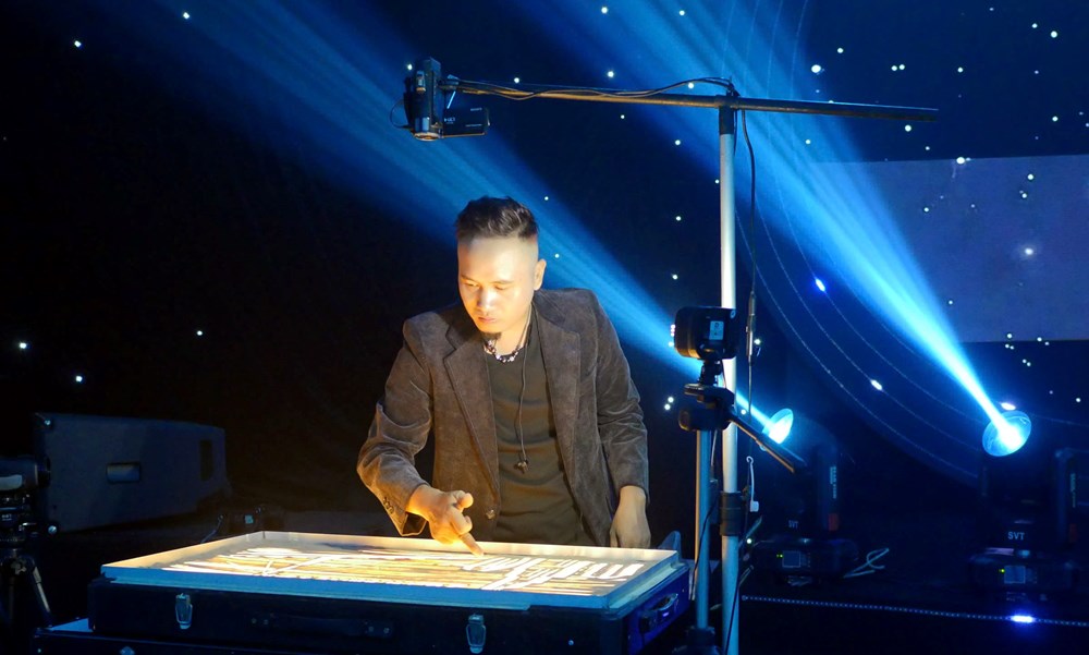 Nghệ sĩ tranh cát Nguyễn Tiến xúc động trong đêm nghệ thuật tôn vinh nhạc sĩ Lư Nhất Vũ, nhà thơ Lê Giang - ảnh 3