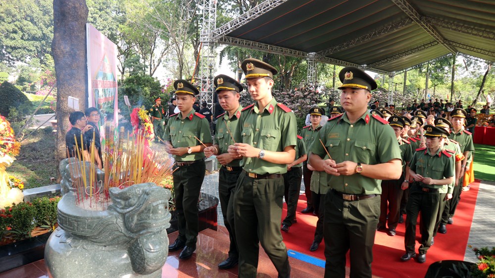 Tri ân, giáo dục truyền thống gắn với du lịch văn hóa - ảnh 9