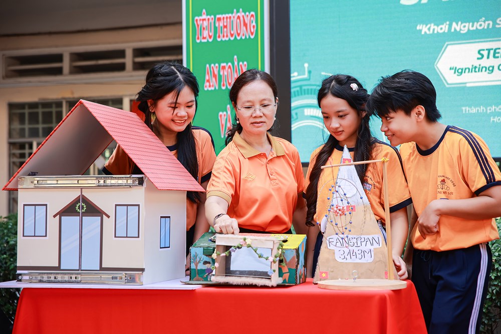 Hội trại STEM 2025: Khơi dậy đam mê khoa học cho học sinh - ảnh 1