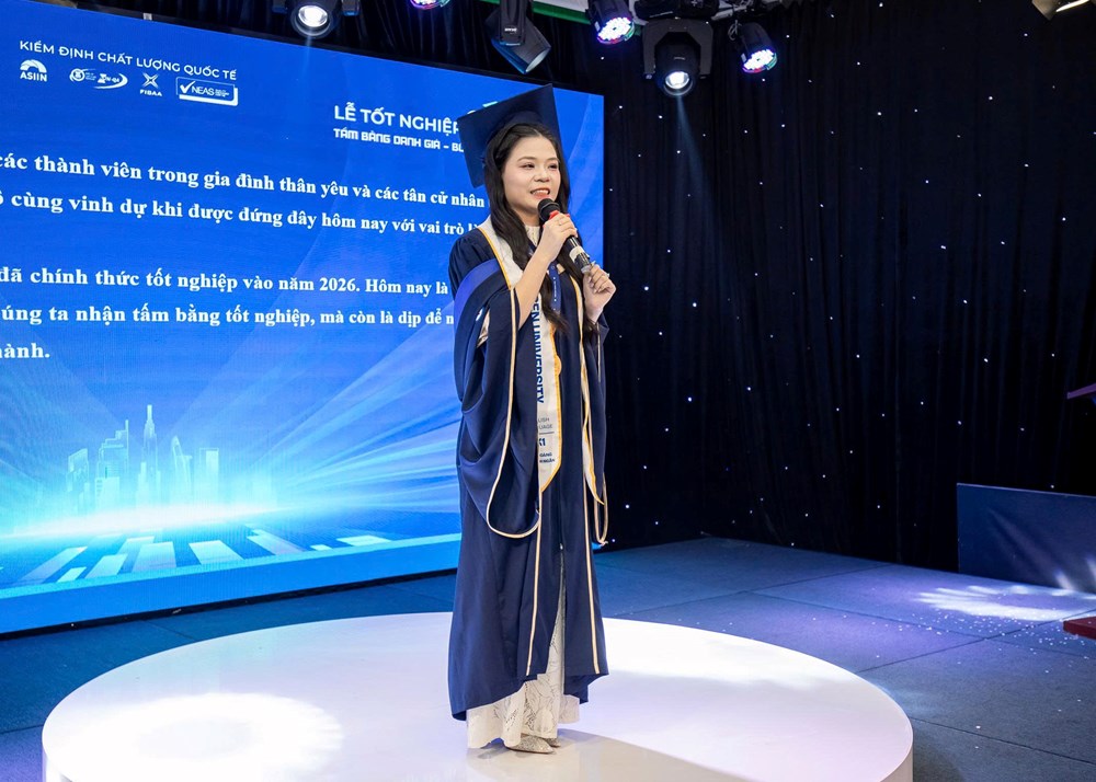 Lễ tốt nghiệp khóa đầu tiên chương trình đại học từ xa của Trường Đại học Hoa Sen - ảnh 2