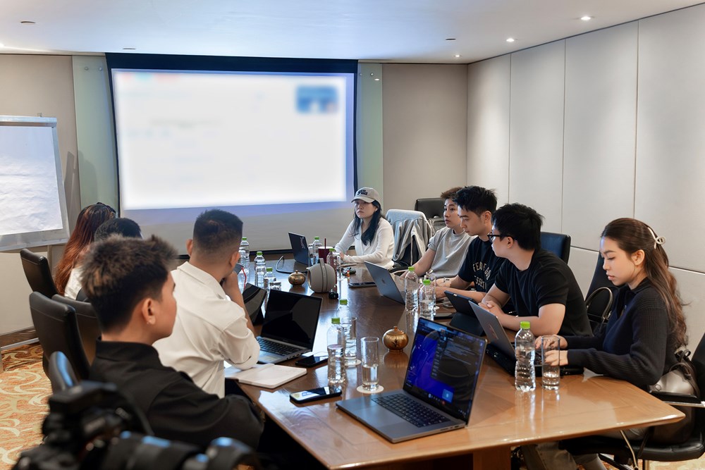 Mang trực thăng, dàn ngựa đua lên sân khấu “Đấu trường Sấm“ - ảnh 1