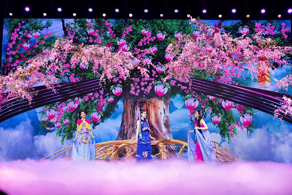 Hoa hậu, á hậu lên sóng chương trình đêm giao thừa - ảnh 1