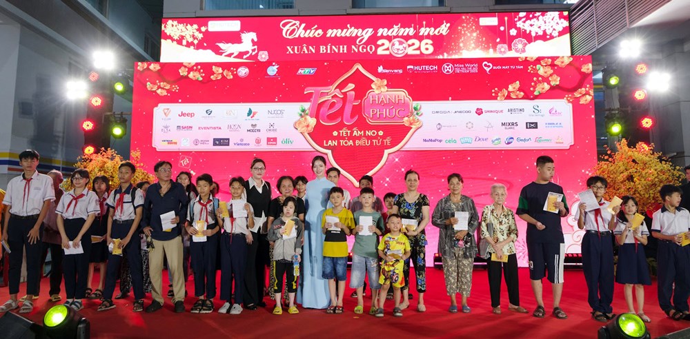 Trao quà, vé xe và lì xì cho người khó khăn trong “Tết Hạnh phúc” mùa 4 - ảnh 2