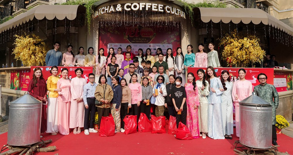 Trao quà, vé xe và lì xì cho người khó khăn trong “Tết Hạnh phúc” mùa 4 - ảnh 1